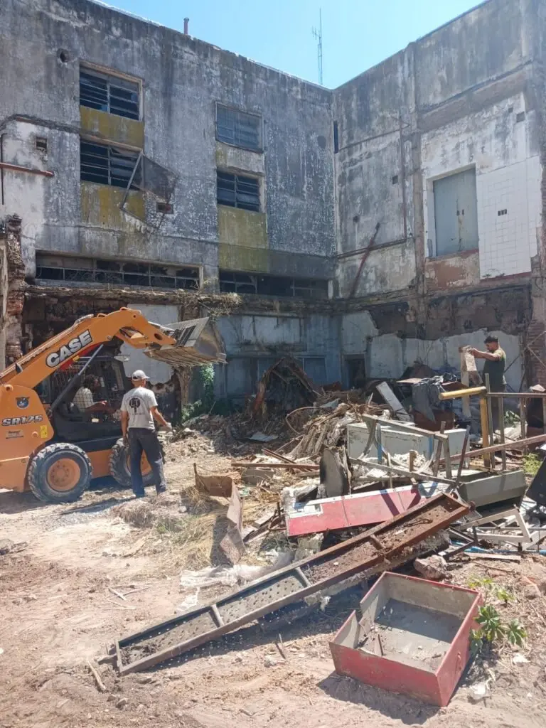 Limpieza de terreno con minicargadora