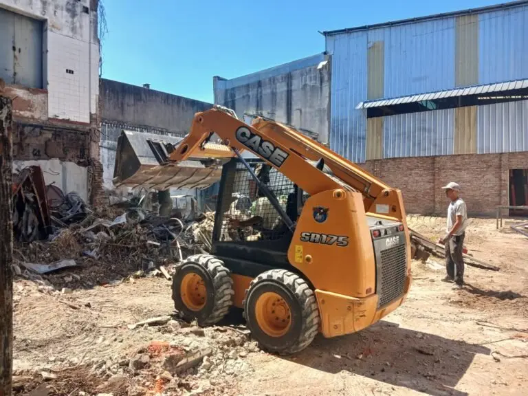 Minicargadora trabajando en limpieza de obra
