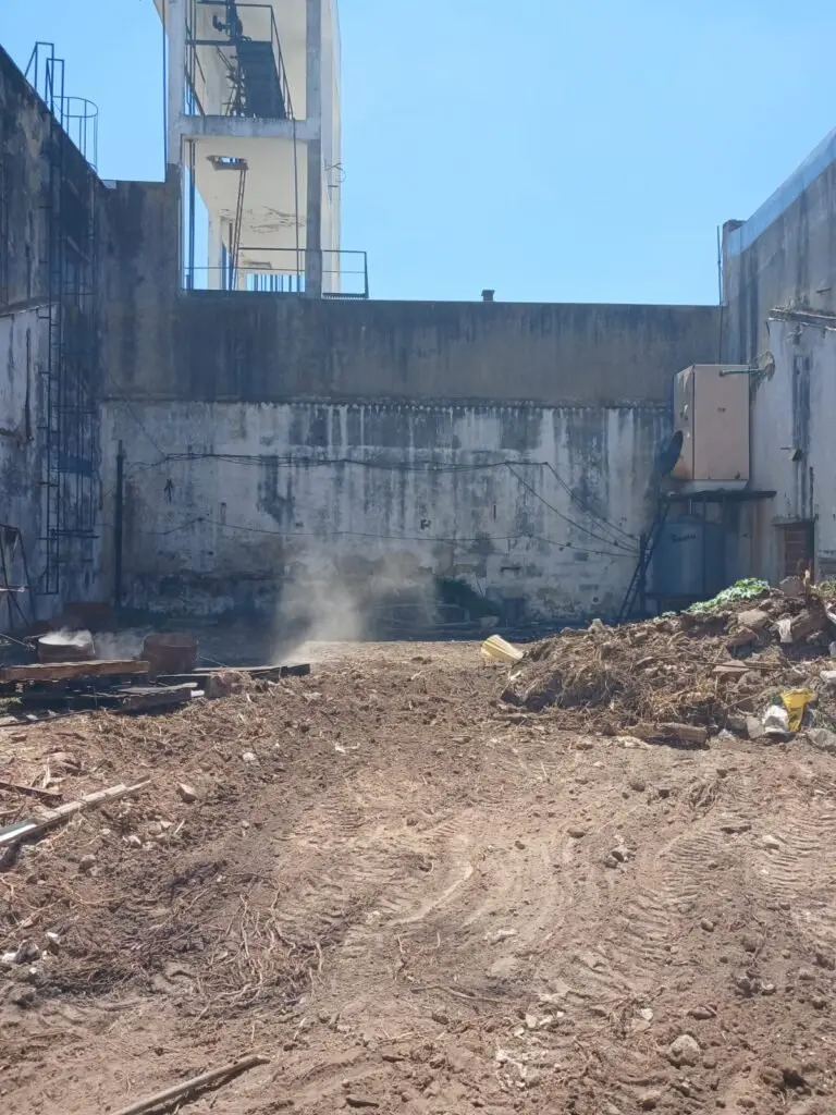 Terreno limpio y nivelado después del trabajo